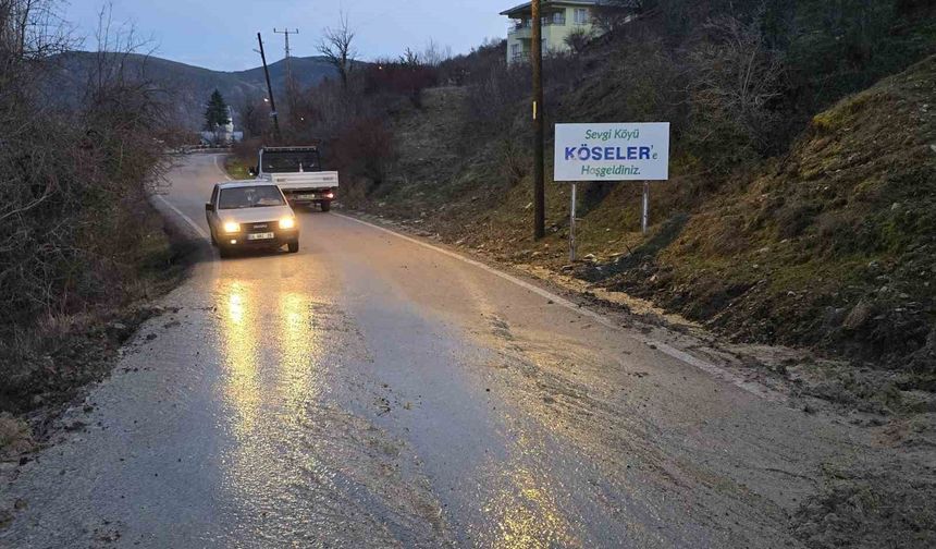 Beypazarı'nda kayalar yolu ulaşıma kapattı