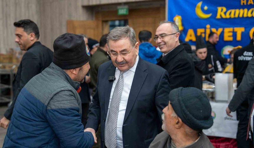 Gölbaşı Belediye Başkanı Odabaşı, ilk iftarını vatandaşlarla gerçekleştirdi
