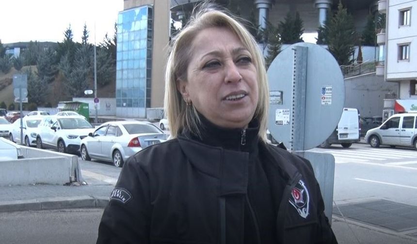 Hastanede uyuyan çocuğun üzerini örten güvenlik görevlisi yürekleri ısıttı