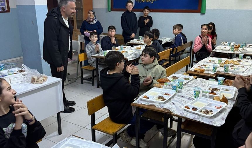 Pursaklar Belediye Başkanı Çetin, öğrencilerle iftar yaptı