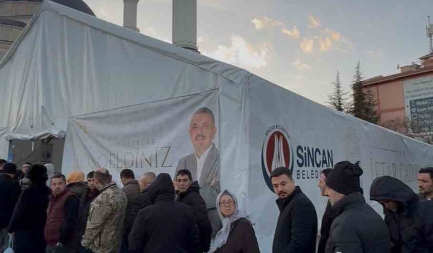 Sincan Belediye Başkanı Ercan, ilk iftarını vatandaşlarla birlikte yaptı
