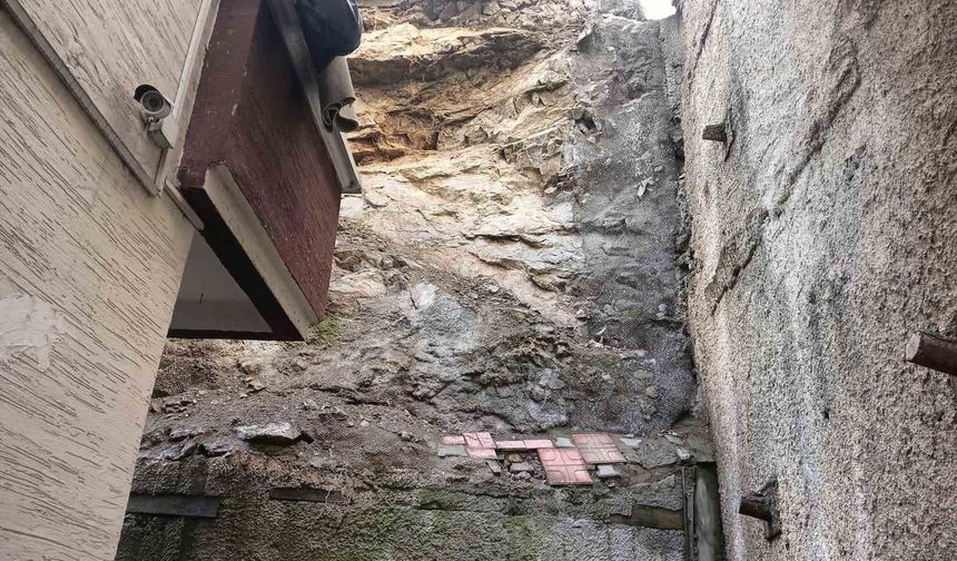Üzerine gecekondular inşa edilen kayalıklardan düşen parçalar iki binanın mühürlenmesine neden oldu