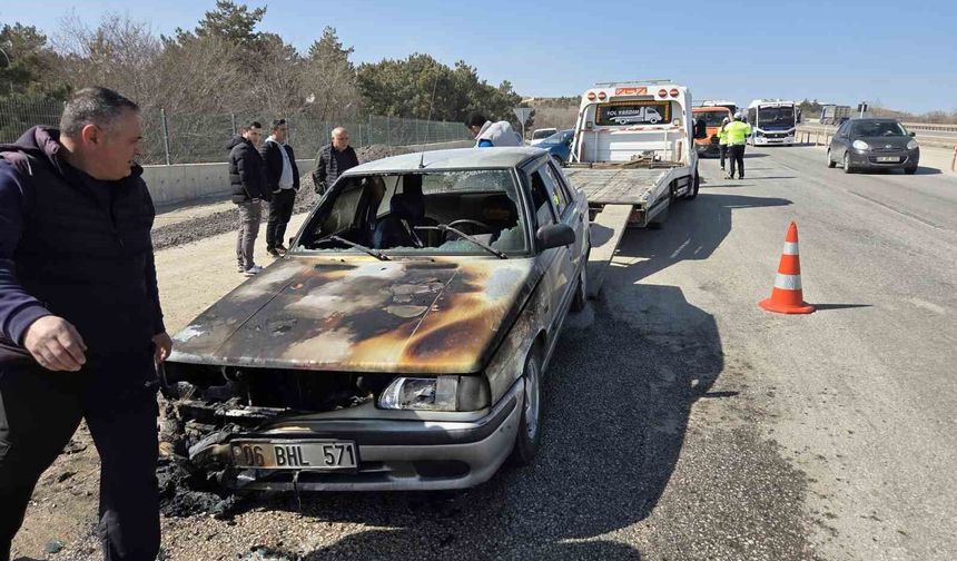 Ankara'da seyir halindeyken yanan otomobil kullanılamaz hale geldi