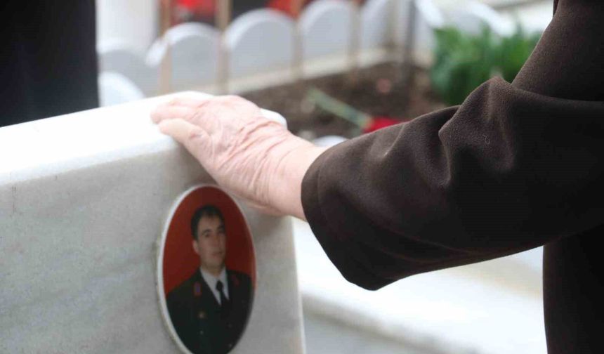 Arefe gününde Cebeci Askeri Şehitliği'ni ziyaret eden aileler şehitlerin kabirleri başında dua etti