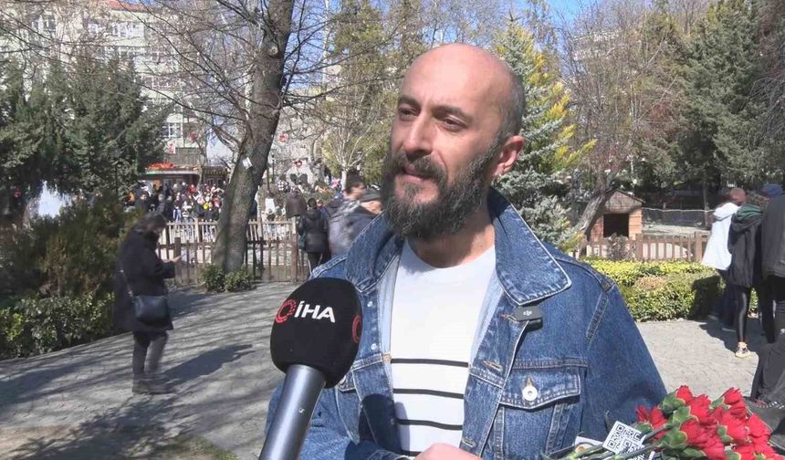 'Çiçek Doktoru' Dünya Kadınlar Günü'nde kadına yönelik şiddete karanfil ile dikkat çekti