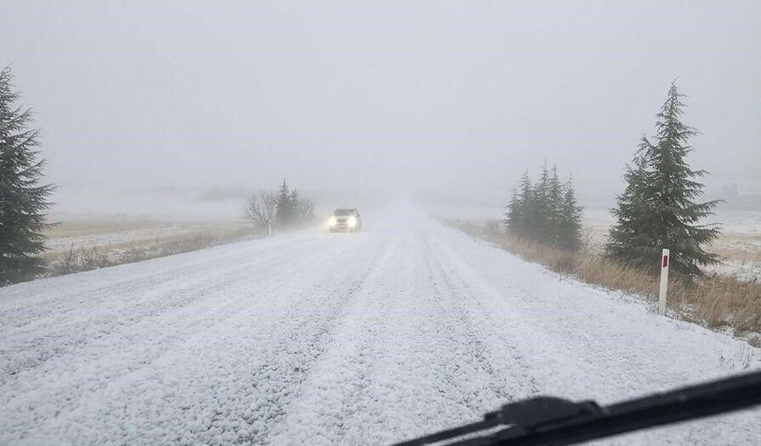 Haymana-Polatlı yolu dolu yağışı nedeniyle beyaza büründü