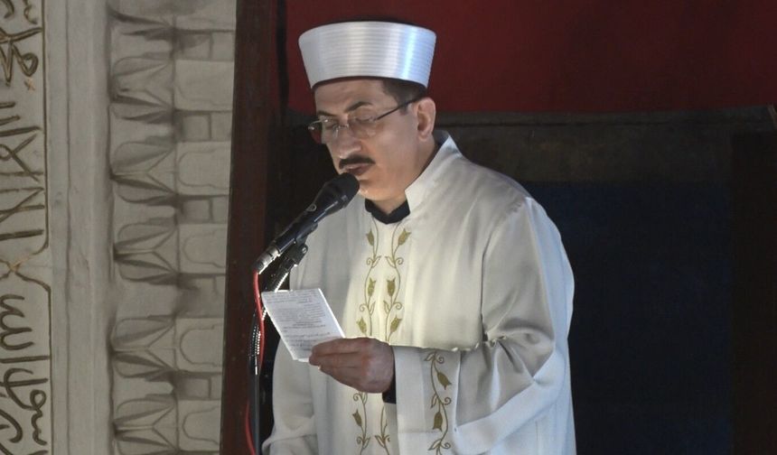 Ramazan ayının son cumasında Hacı Bayram Veli Camii doldu taştı