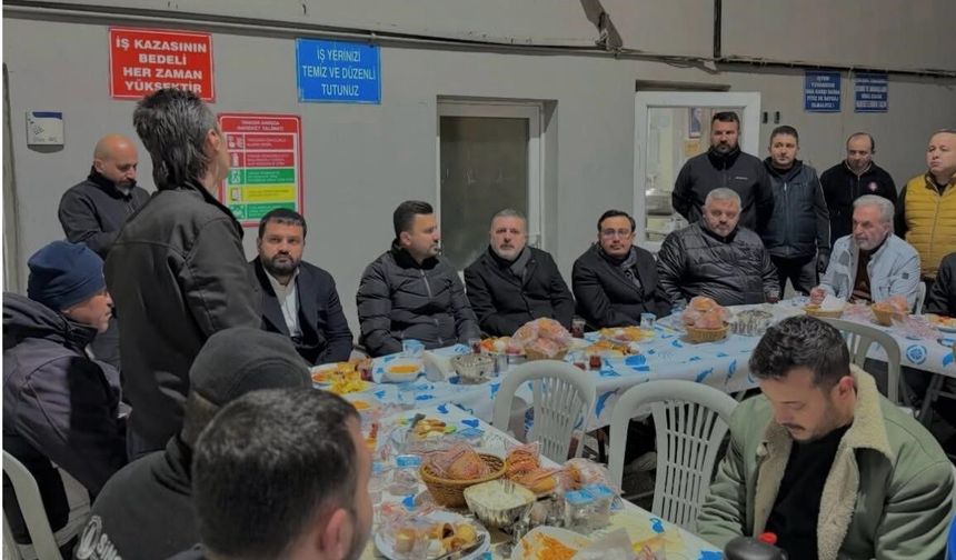Sincan Belediye Başkanı Ercan gece mesaisi yapan belediye çalışanlarıyla sahur yaptı