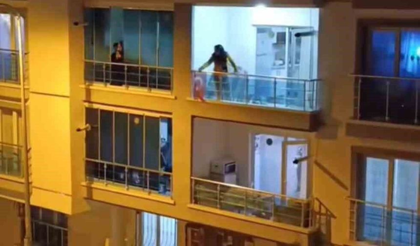 Sinir krizi geçiren genç kadın balkonundaki eşyaları yola fırlattı
