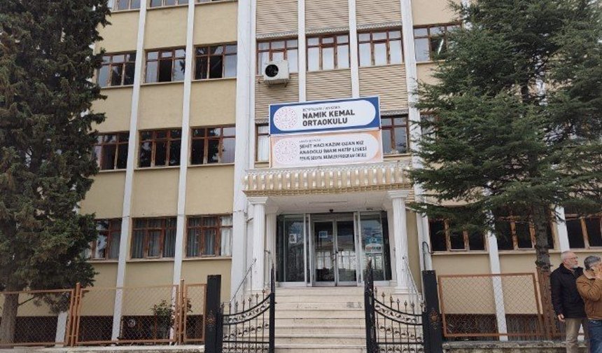 42 yıl 7 ay sonra emekli oldu: Son dersine yıllar önce mezun ettiği öğrencileri katıldı