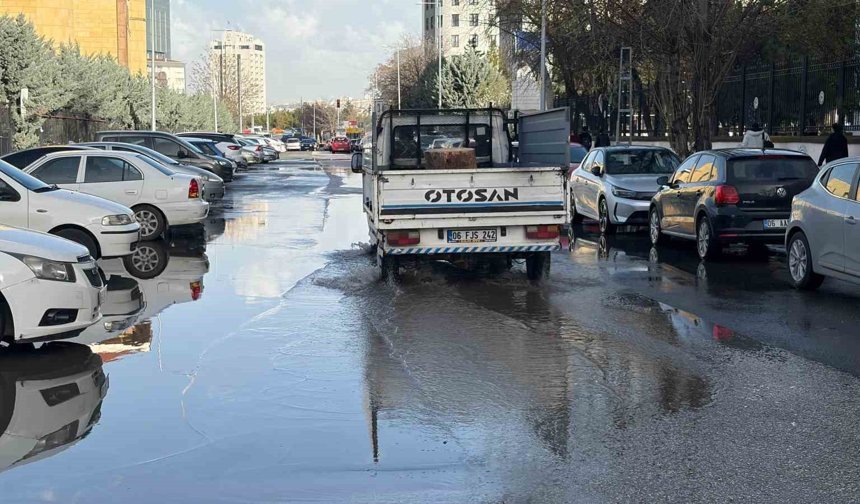 Ankara'da sağanak etkili oldu, caddeler ve sokaklar göle döndü