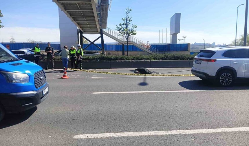 Ankara'da üst geçitten düşen işçiyi otomobil ezdi