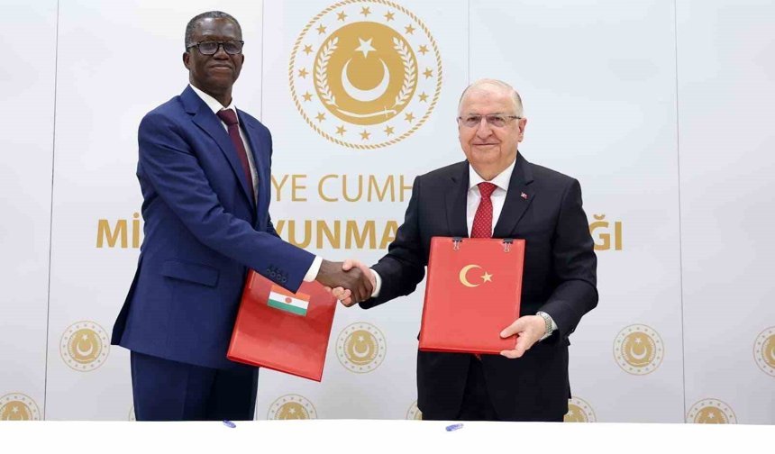 Bakan Güler, Nijer Savunma Bakanı Mody'i askeri törenle karşıladı