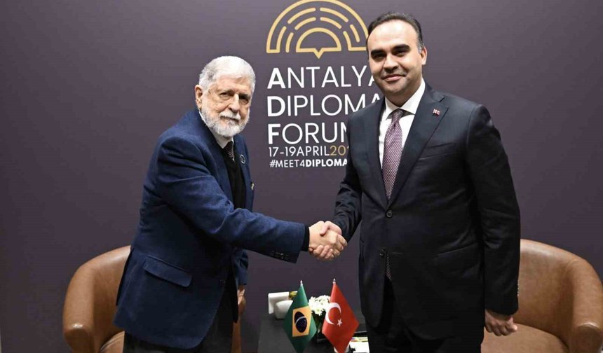 Bakan Kacır, 5. Antalya Diploması Forumu'nda çeşitli ülkelerden üst düzey isimlerle bir araya geldi