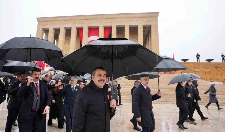 Bakan Tekin, öğrencilerle Anıtkabir'i ziyaret etti