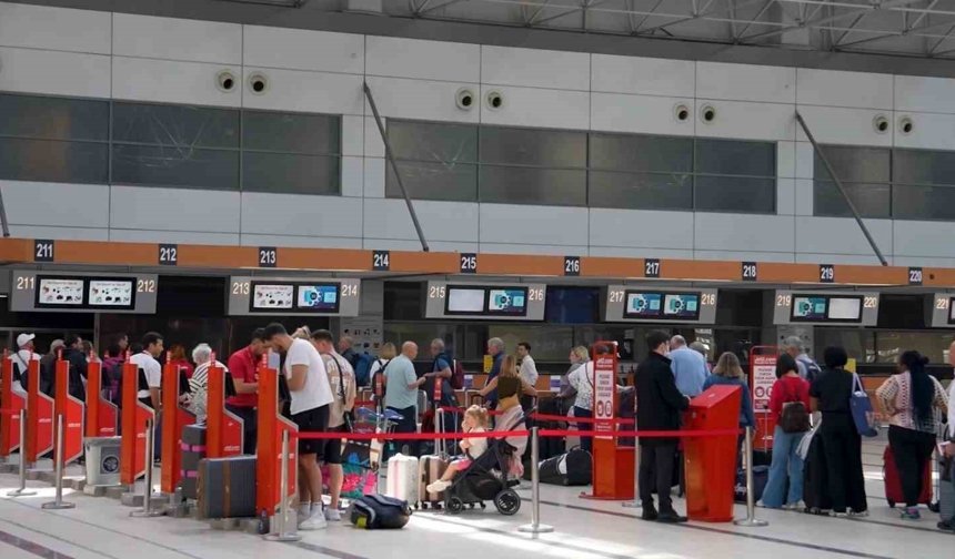 Bakan Uraloğlu: 'Antalya Havalimanımızın yıllık yolcu kapasitesini 35 milyondan 82 milyona yükselttik'