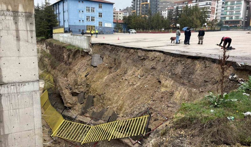 Başkentte sağanak etkili oldu: Dereler taştı, okulun istinat duvarı çöktü
