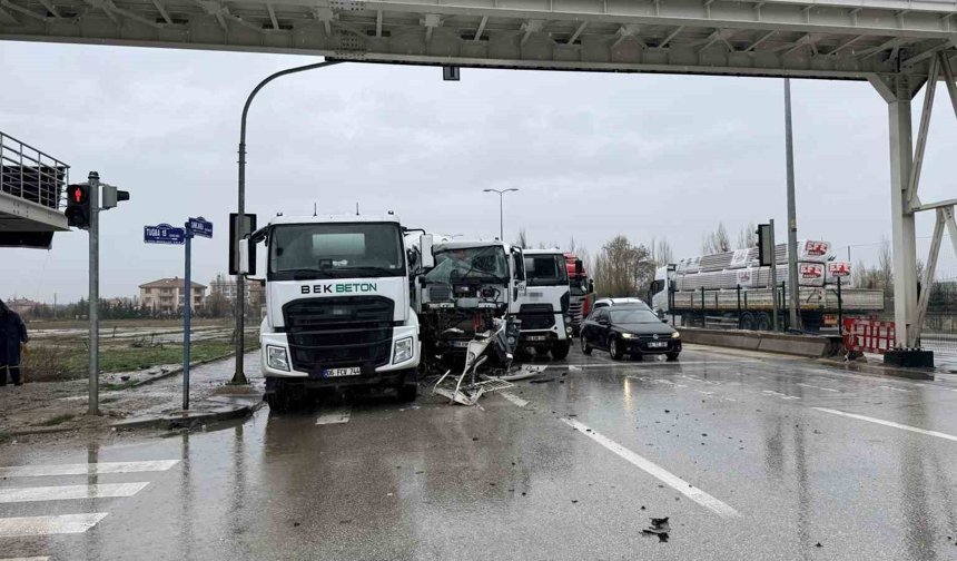 Çubuk'ta beton mikserleri çarpıştı: 1 yaralı