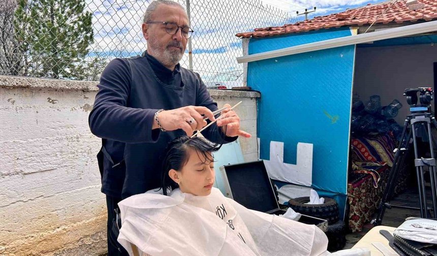Köy köy gezen kuaför kız çocuklarının saçını ücretsiz kesiyor