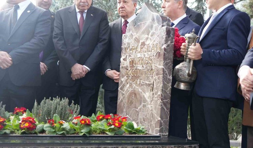 MHP Lideri Bahçeli, Türkeş'in kabrini ziyaret etti