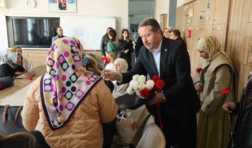 Öğretmenler 81 ilde bayraklarla ders başı yaptı