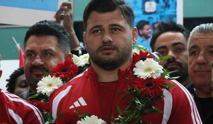 Rıza Kayaalp ve Güreş Milli Takımı yurda döndü