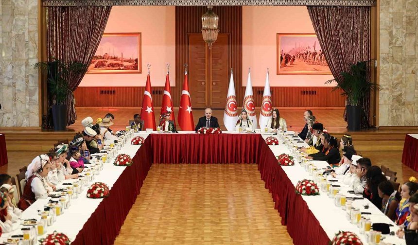 TBMM Başkanı Kurtulmuş 26 ülkeden gelen dünya çocuklarını TBMM Tören Salonu'nda kabul etti