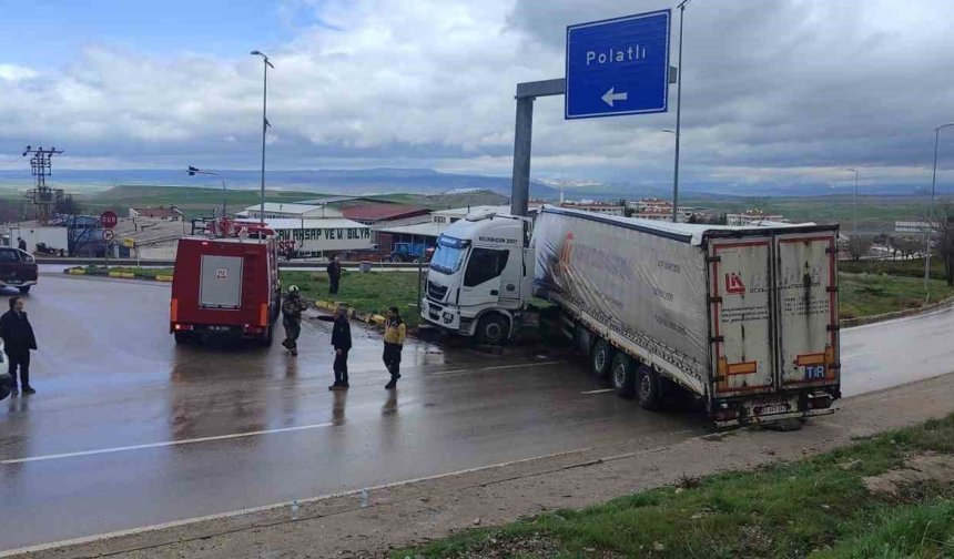 Tır refüje çarptı: 1 yaralı