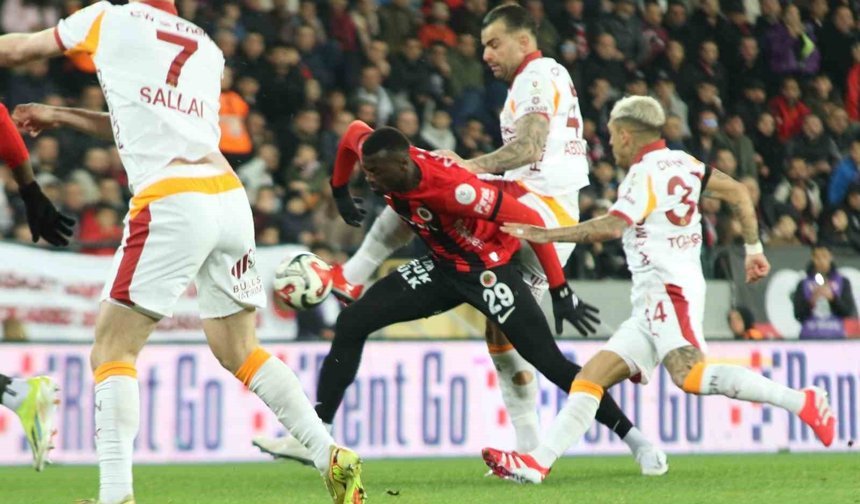 Trendyol Süper Lig: Gençlerbirliği: 0 - Galatasaray: 2 (İlk yarı)
