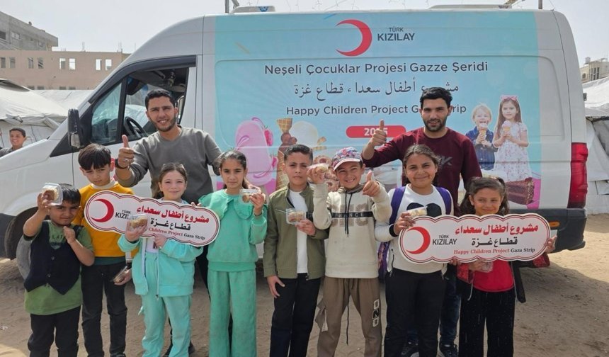 Türk Kızılay'dan çocuklara şekerleme ve tatlı ikramı