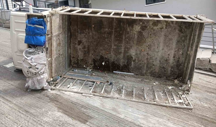 Yokuşta ilerleyemeyen kamyonetini araçlara çarpmamak için bilerek devirdiğini iddia etti