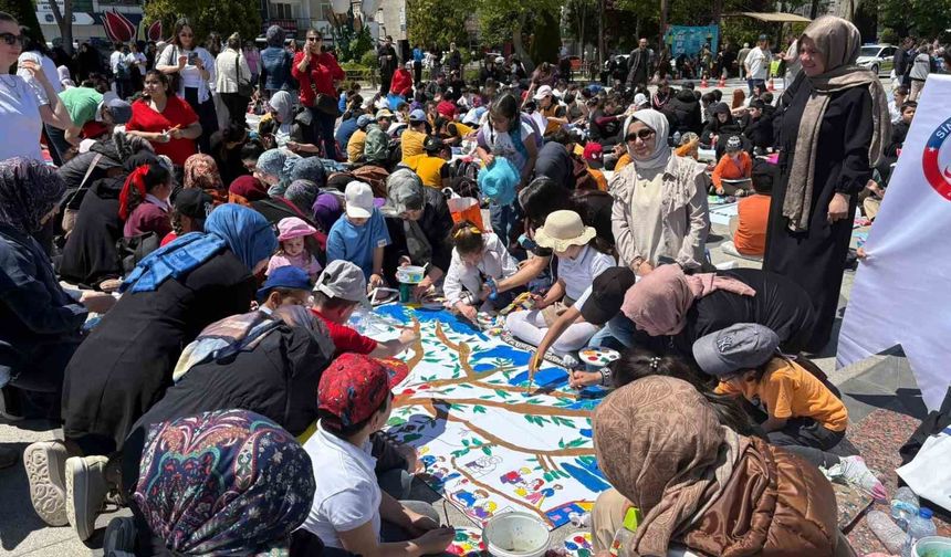 2 bin 200 öğrenci sanat festivalinde 50 metrelik dev brandayı boyadı
