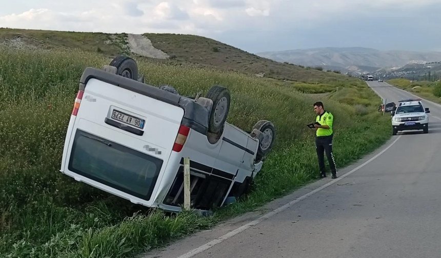 Ankara'da kontrolden çıkan minibüs devrildi: 1 ölü