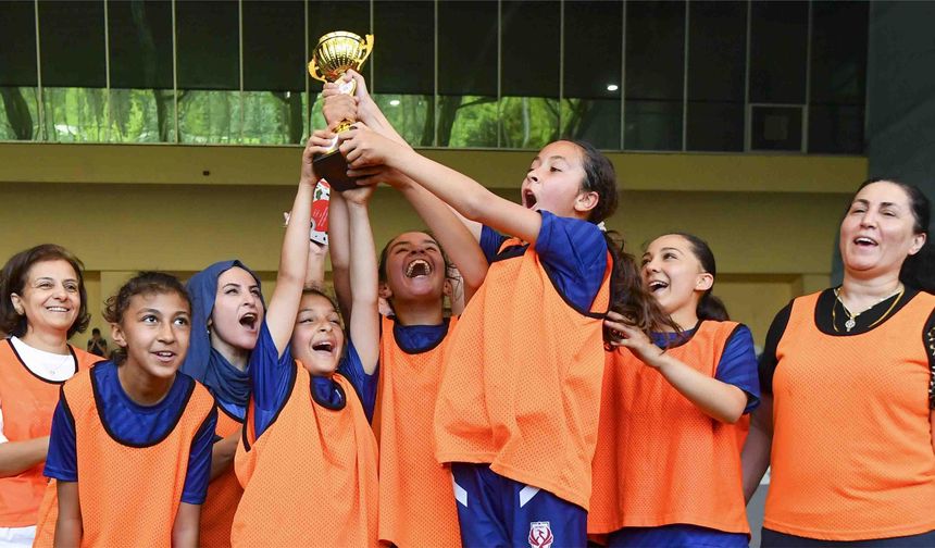FOMGET'te Analı Kızlı Futbol Heyecanı