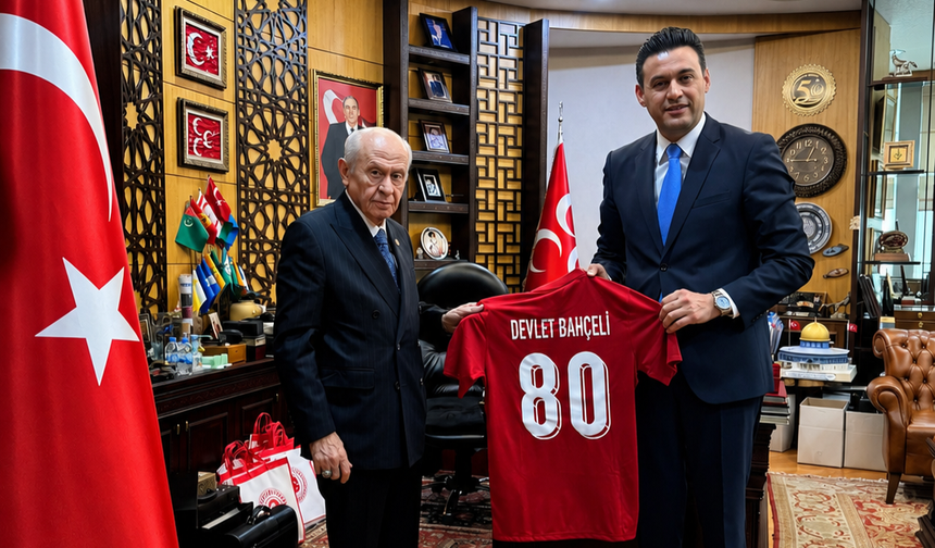 Devlet Bahçeli'ye A Milli Takım Forması Takdim Edildi