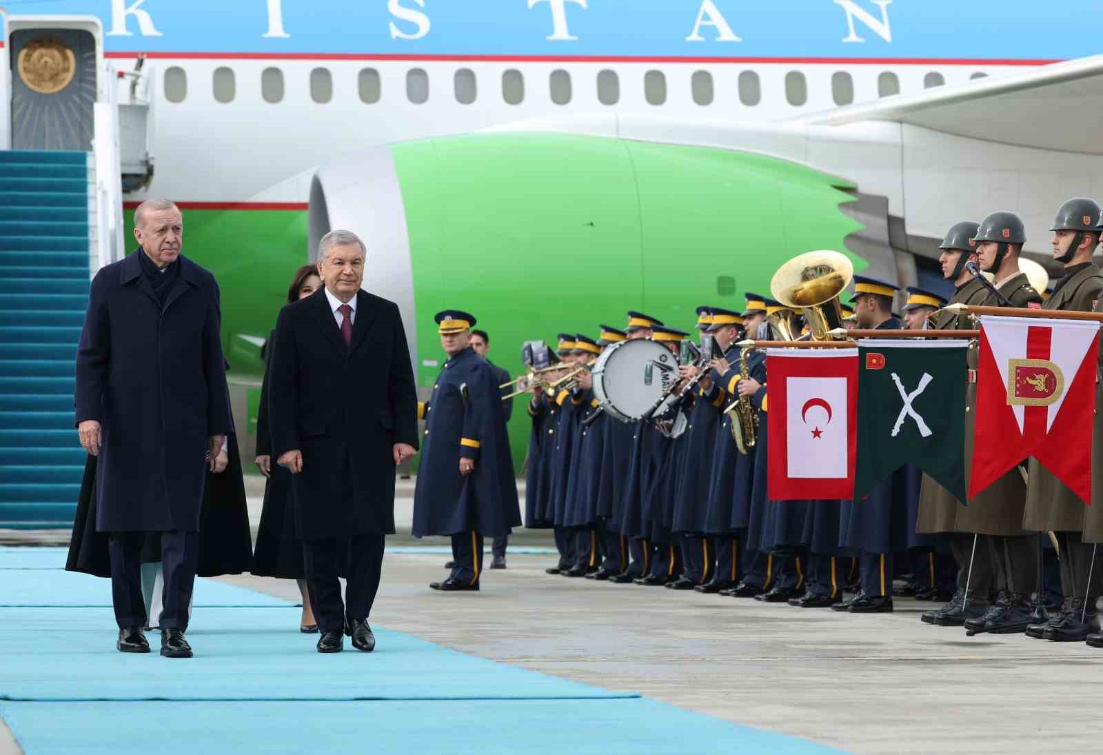 Cumhurbaşkanı Erdoğan, Özbekistan Cumhurbaşkanı Mirziyoyev'i havalimanında karşıladı