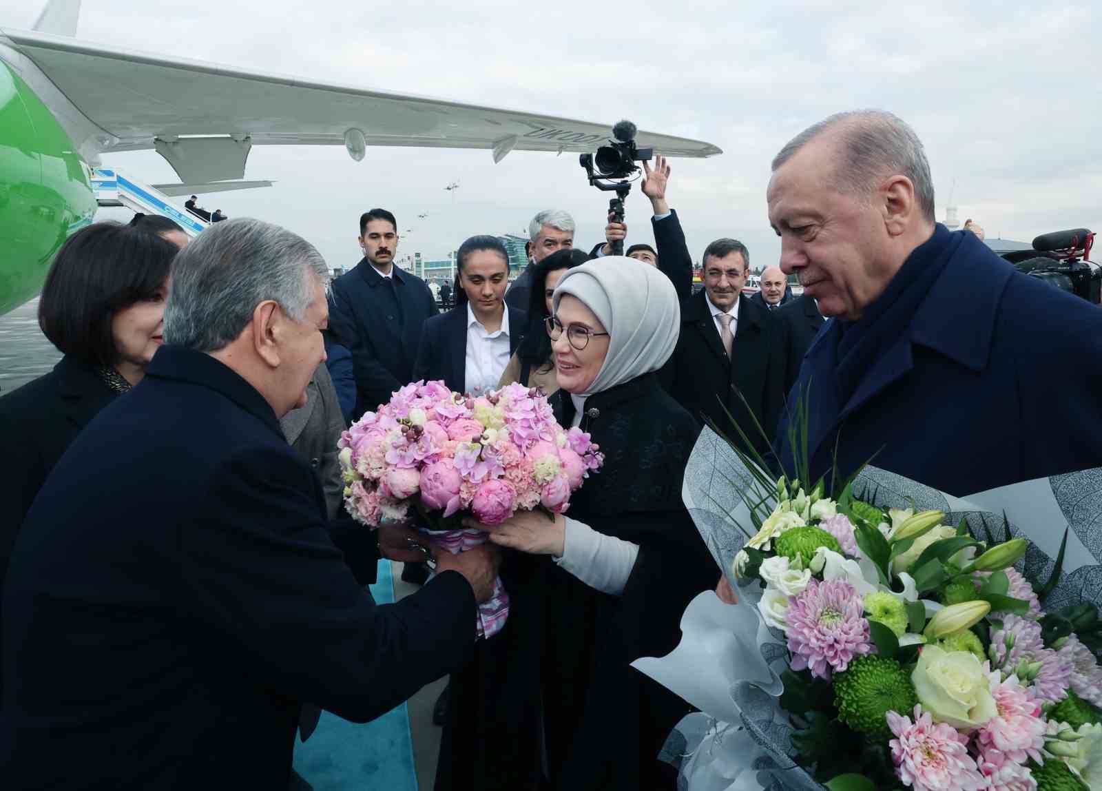 Cumhurbaşkanı Erdoğan, Özbekistan Cumhurbaşkanı Mirziyoyev'i törenle karşıladı