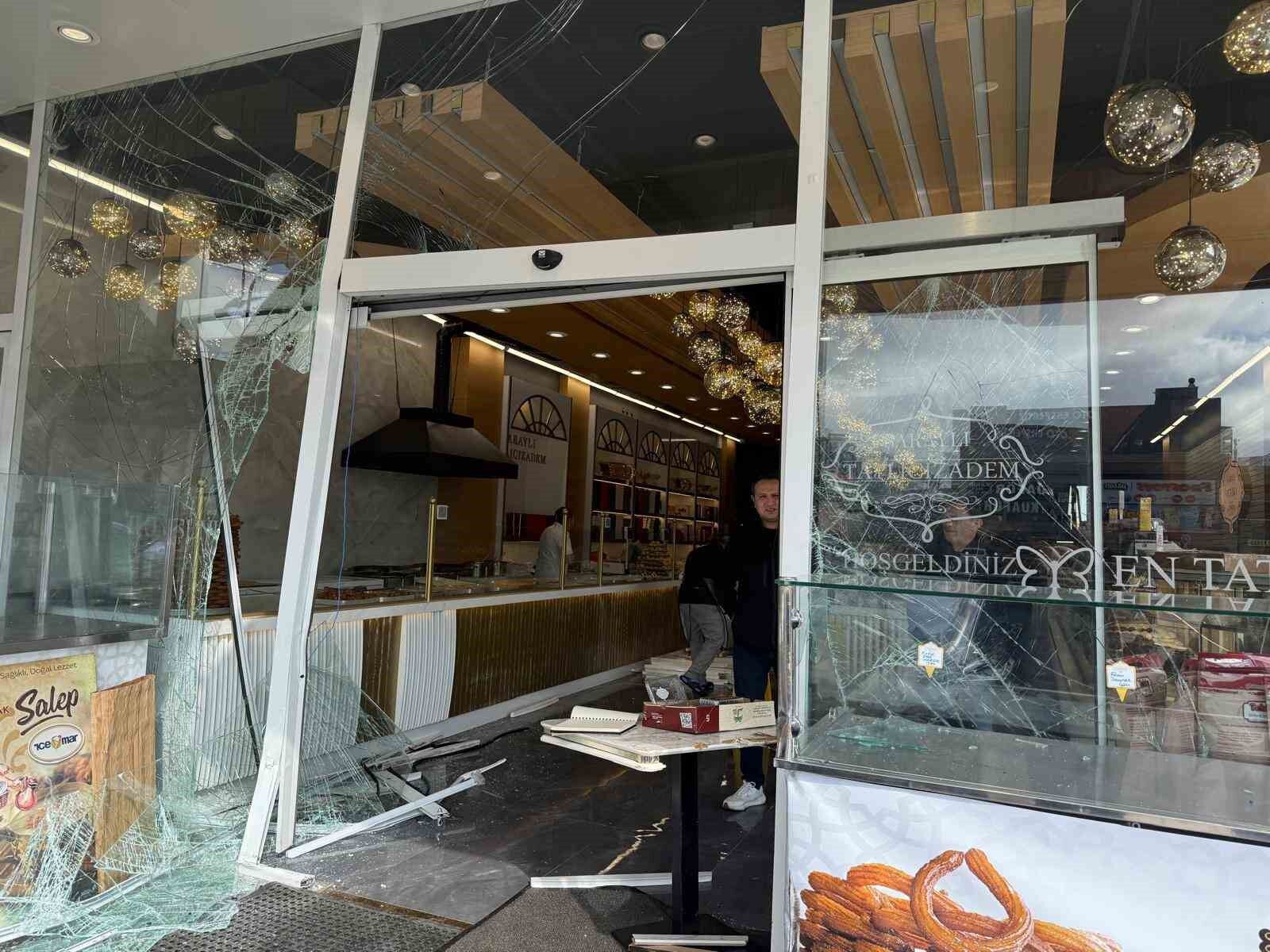 Ankara'da otomobilin dükkana girmesiyle ilgili konuşan çalışan o anları anlattı