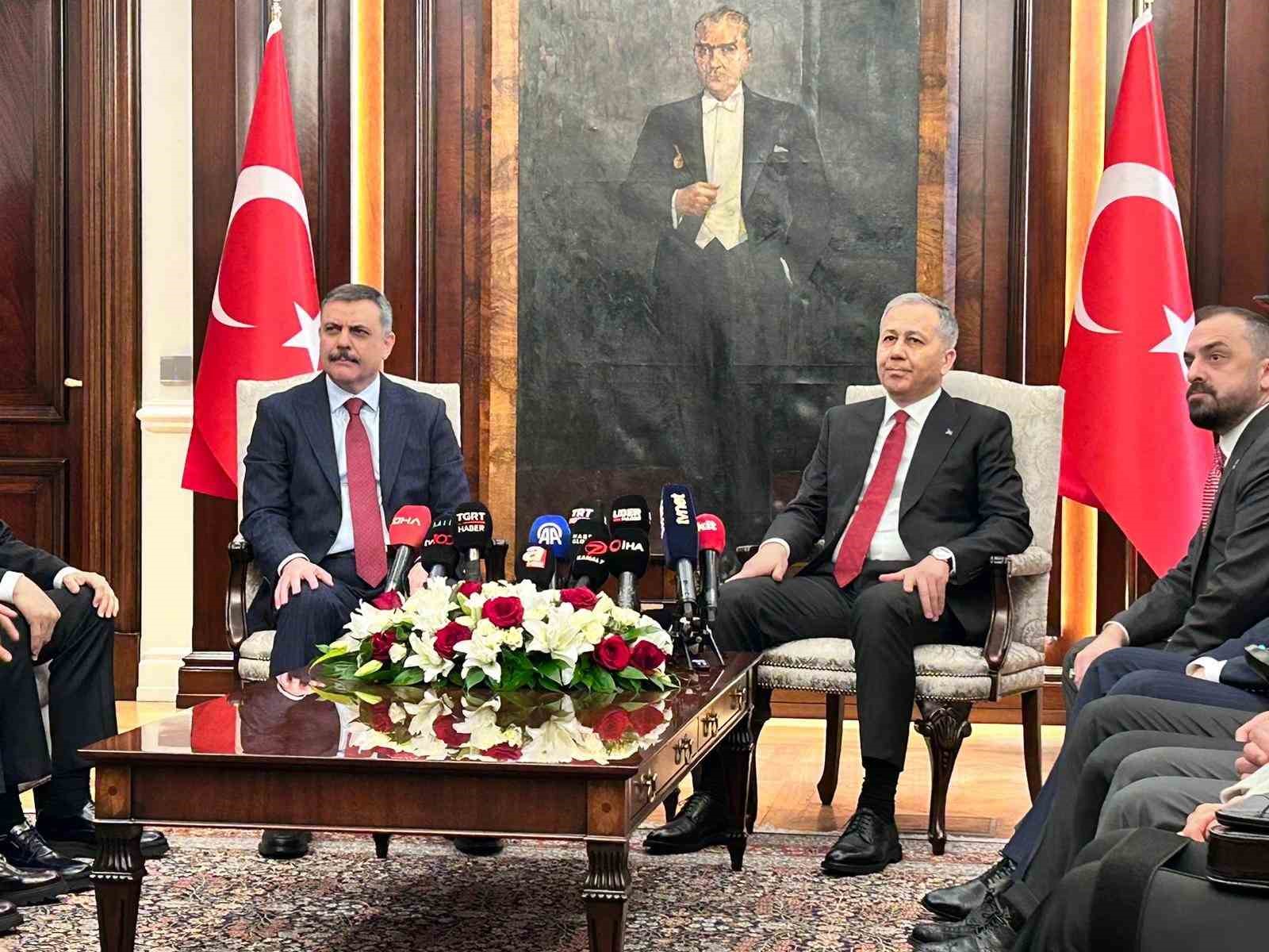 İçişleri Bakanlığında devir teslim töreni: Yeni Bakan Çiftçi, görevi Yerlikaya'dan devraldı