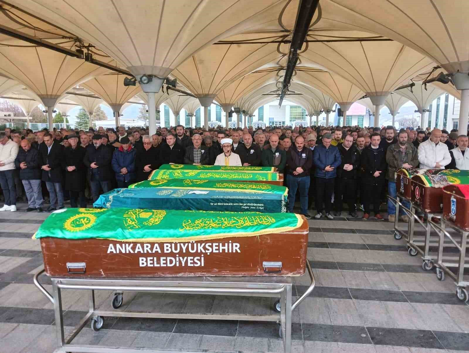 Ankara'da gaz sızıntısından vefat eden baba ile kızı son yolcuğuna uğurlandı