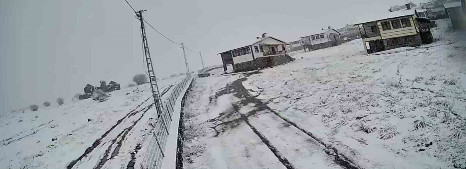 Ankara'nın yüksek kesimlerine kar yağdı