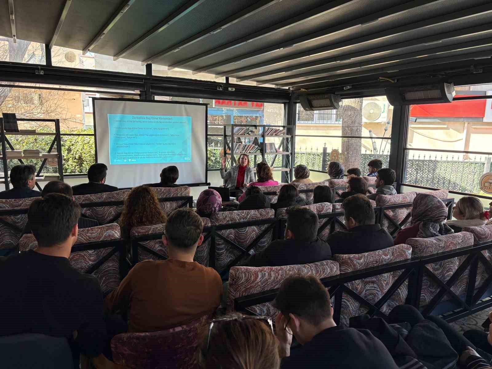 Sincan Kitap Kafe'de siber zorbalıkla mücadele yolları konuşuldu