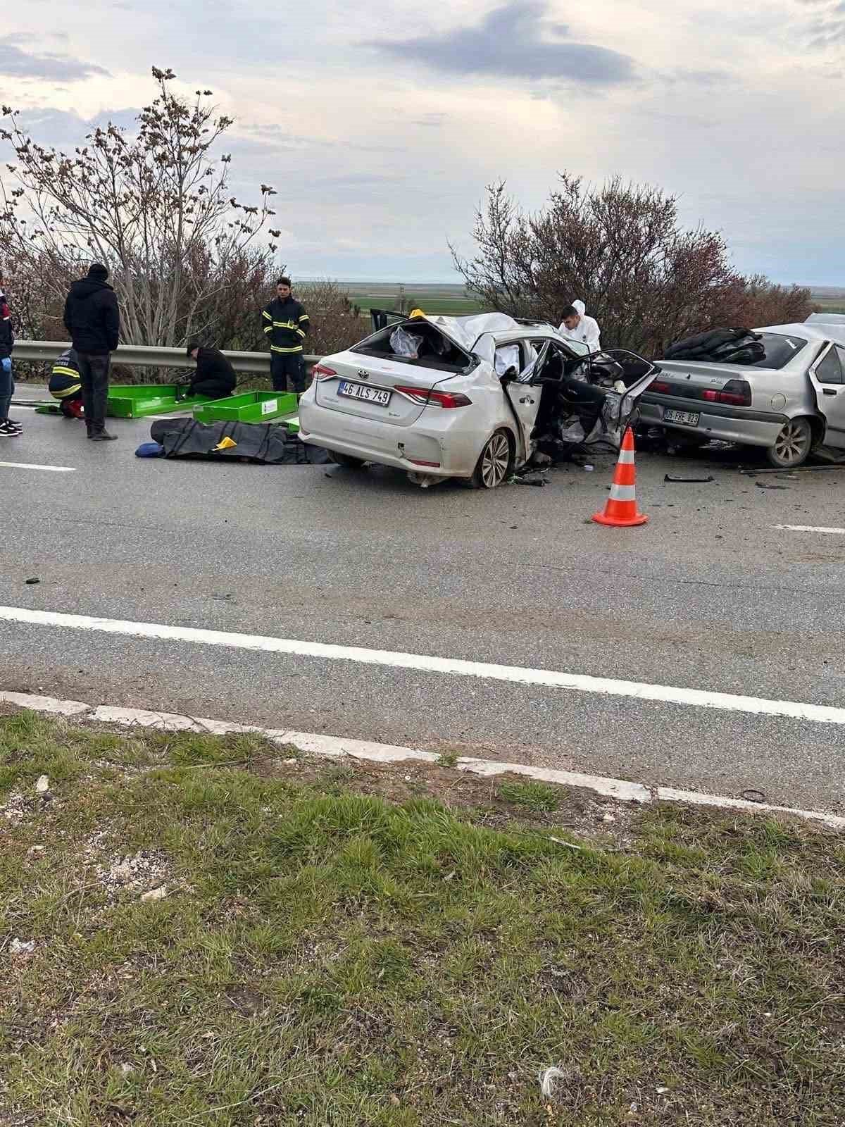 Polatlı'da iki otomobil kafa kafaya çarpıştı: 4 ölü