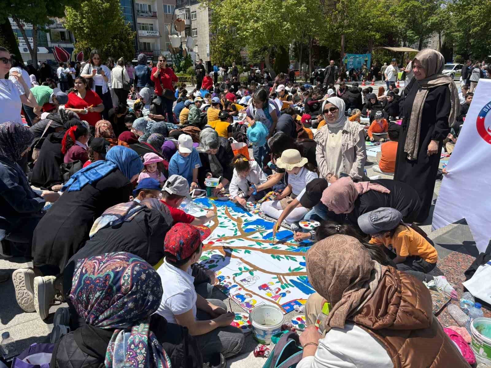 2 bin 200 öğrenci sanat festivalinde 50 metrelik dev brandayı boyadı